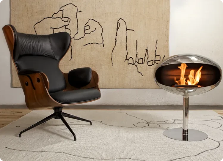 Cocoon Fires Pedestal de acero inoxidable en un ambiente de sala de estar