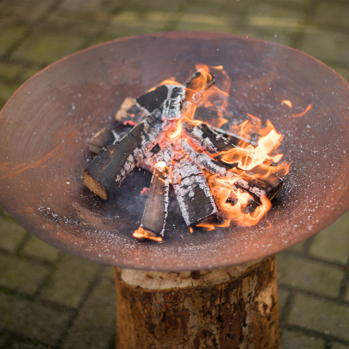 Brasero para fogatas sobre base de madera RedFire