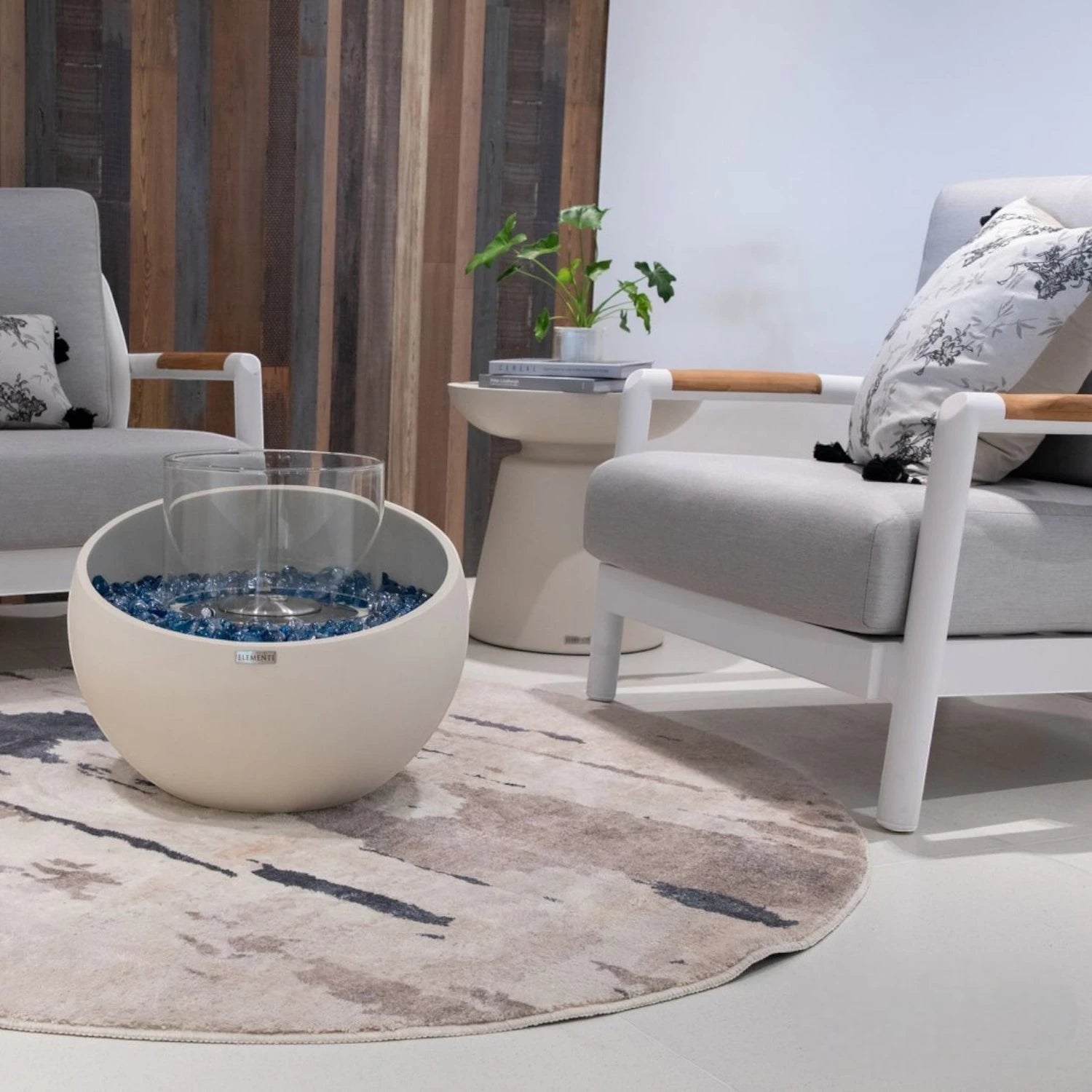 FIRENZE bioethanol fireplace – small round model in white fiber concrete with glass insert
