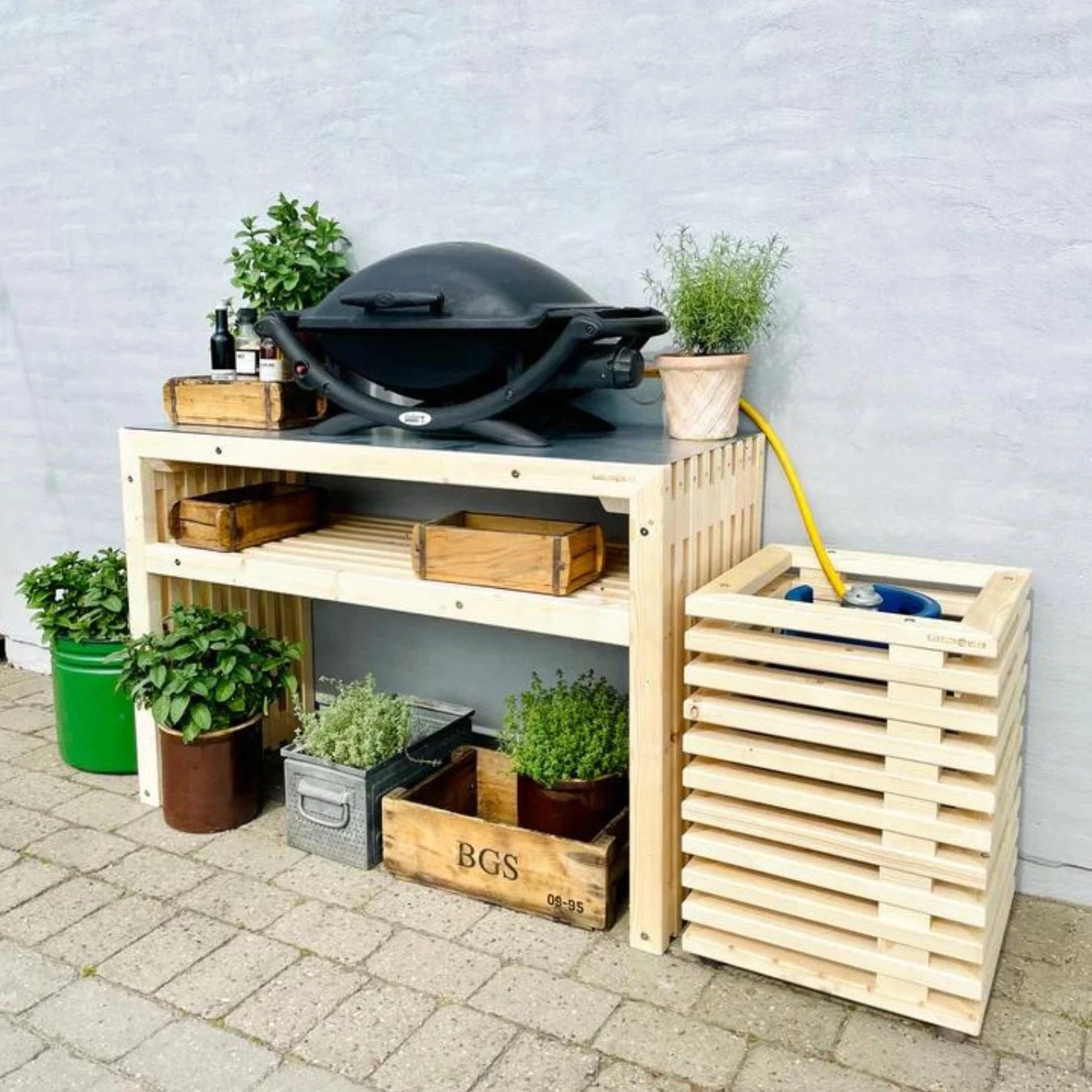 Kabeltromlen  Wooden Grill Table made from spruce wood - 120 cm