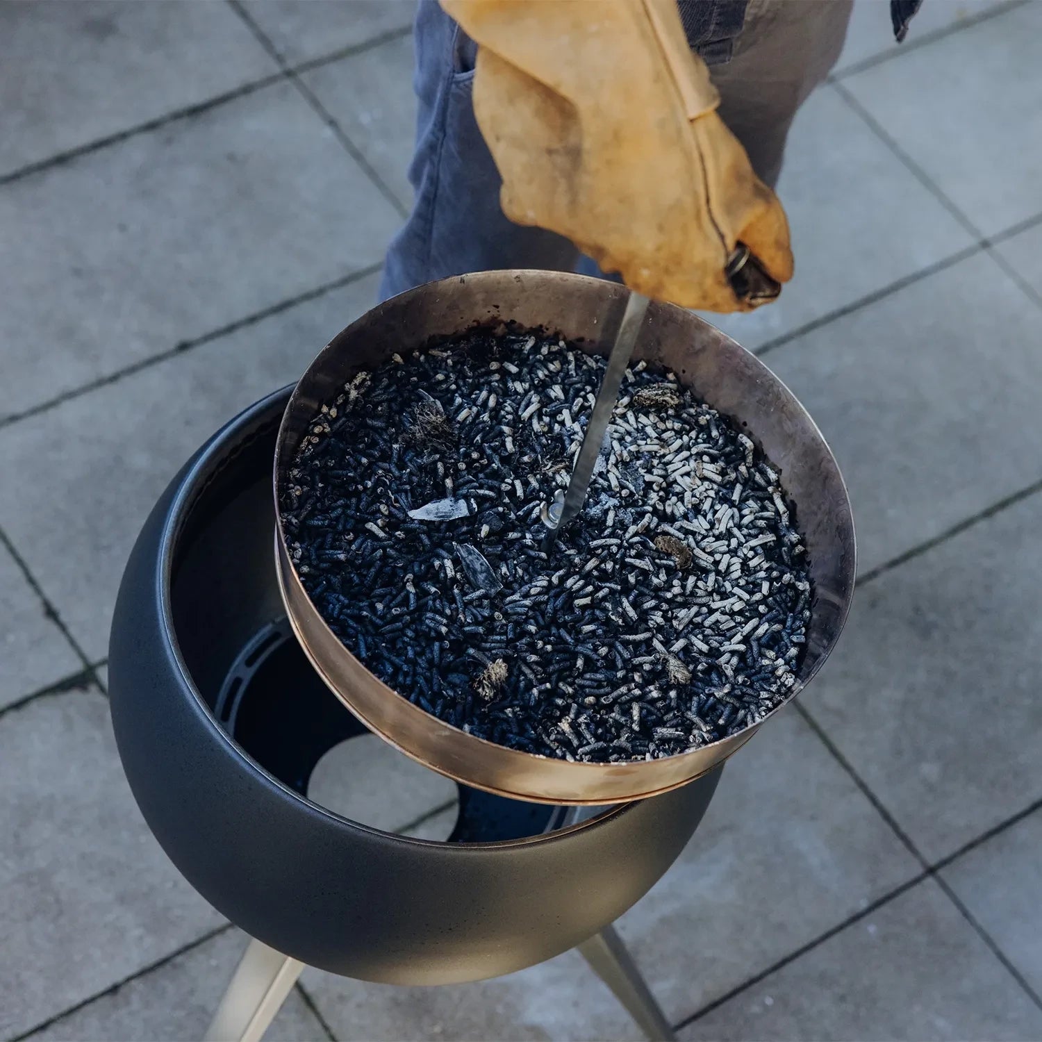 Ash tray extension for Höfats Moon 45, making it easy to remove ashes.