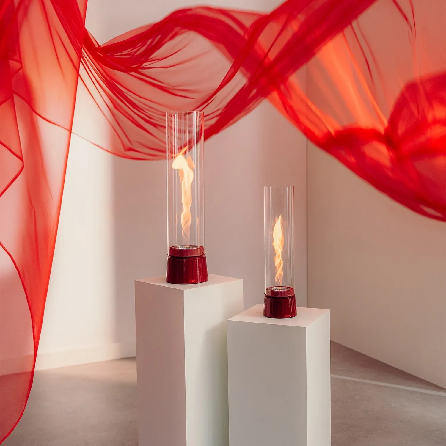 Höfats SPIN Air 1200 - Red tabletop bio fireplace with a tall cylindrical glass.