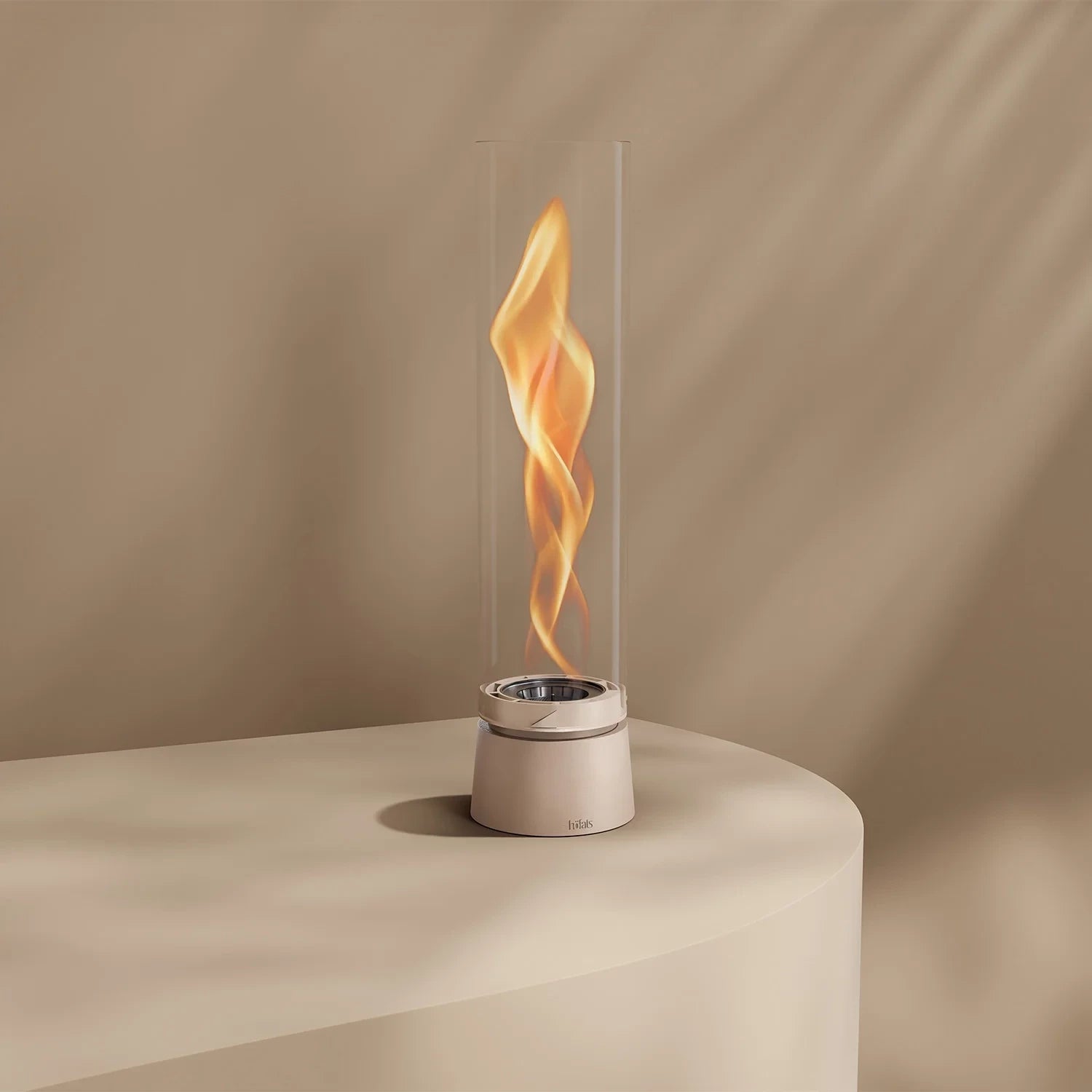 Höfats SPIN Air 1200 - Sand-colored tabletop bioethanol fireplace with tall cylindrical glass.