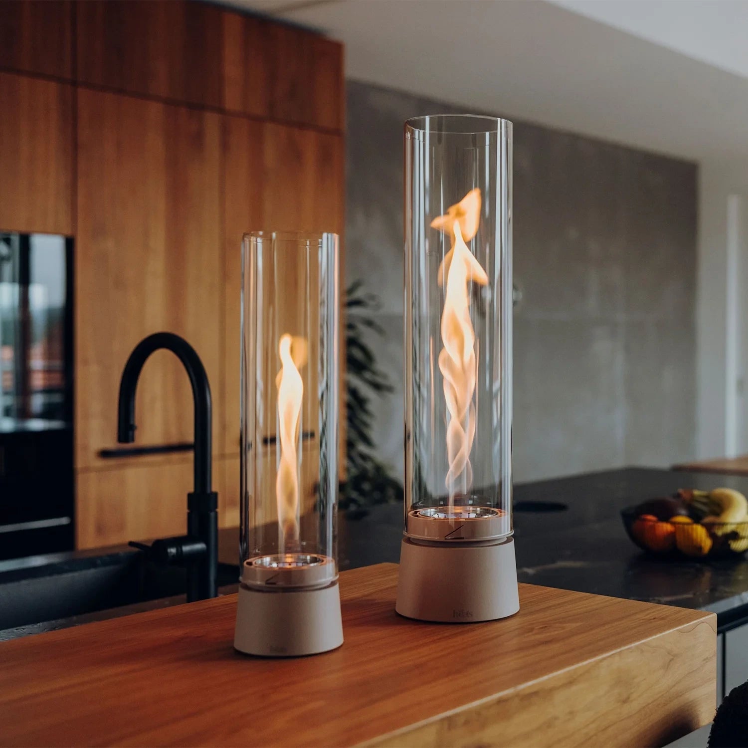 Höfats SPIN Air 1200 - Sand-colored tabletop bioethanol fireplace with tall cylindrical glass.