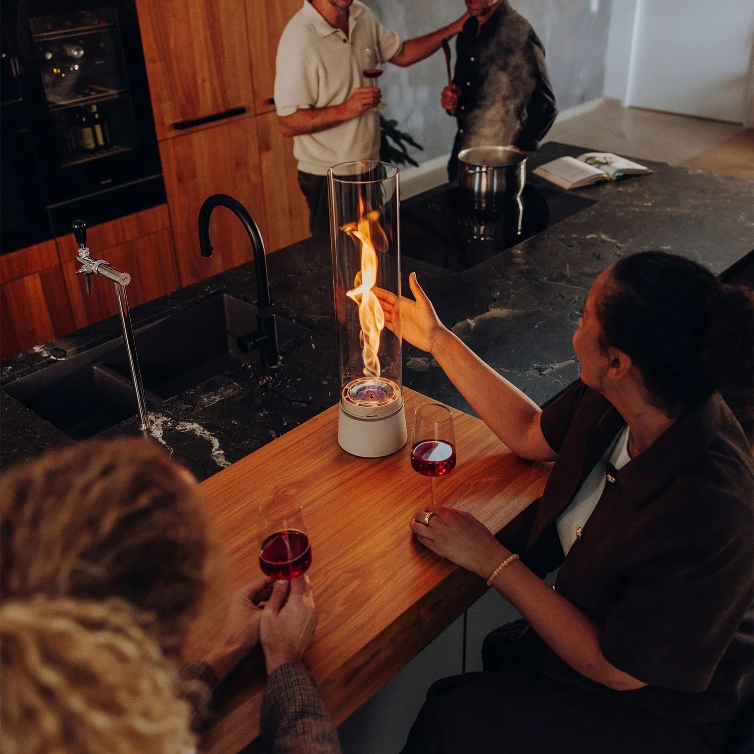 Höfats SPIN Air 1200 - Sand-colored tabletop bioethanol fireplace with tall cylindrical glass.