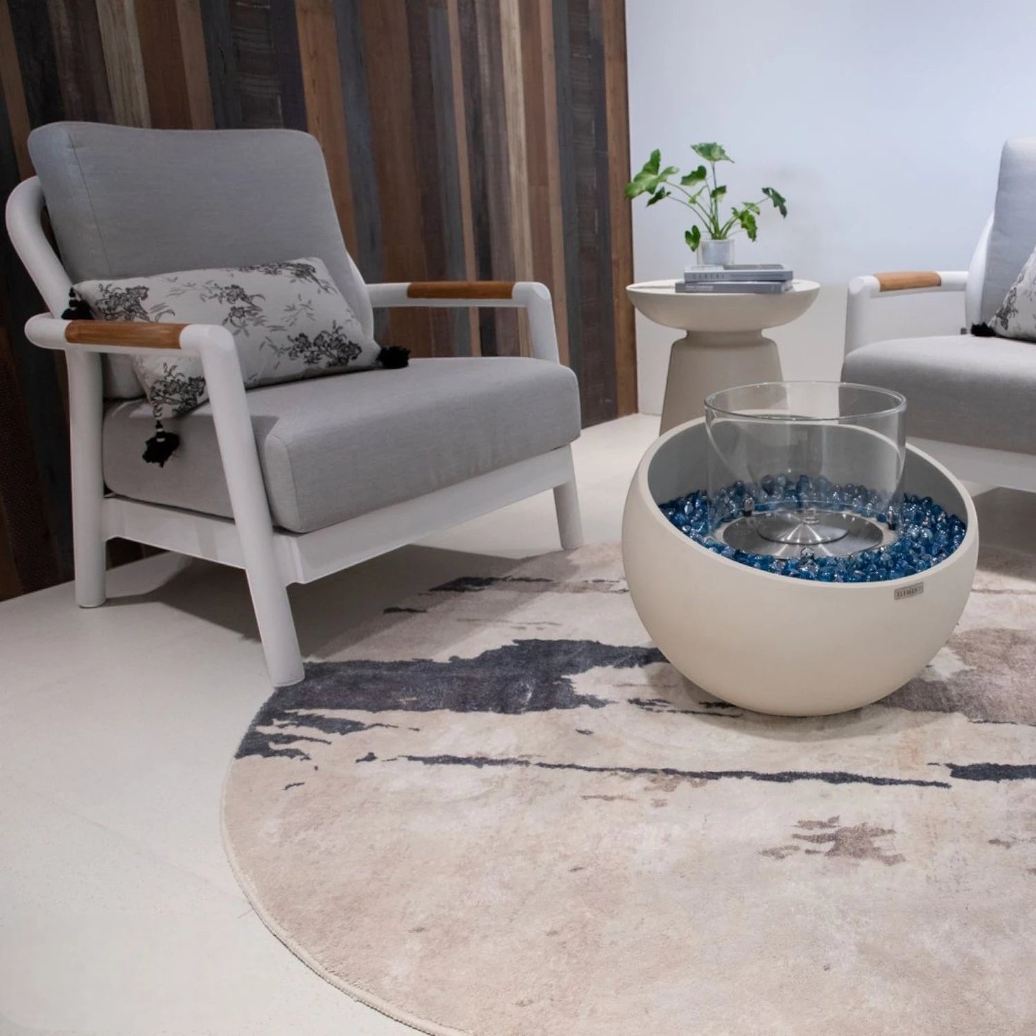 FIRENZE bioethanol fireplace – small round model in white fiber concrete with glass insert