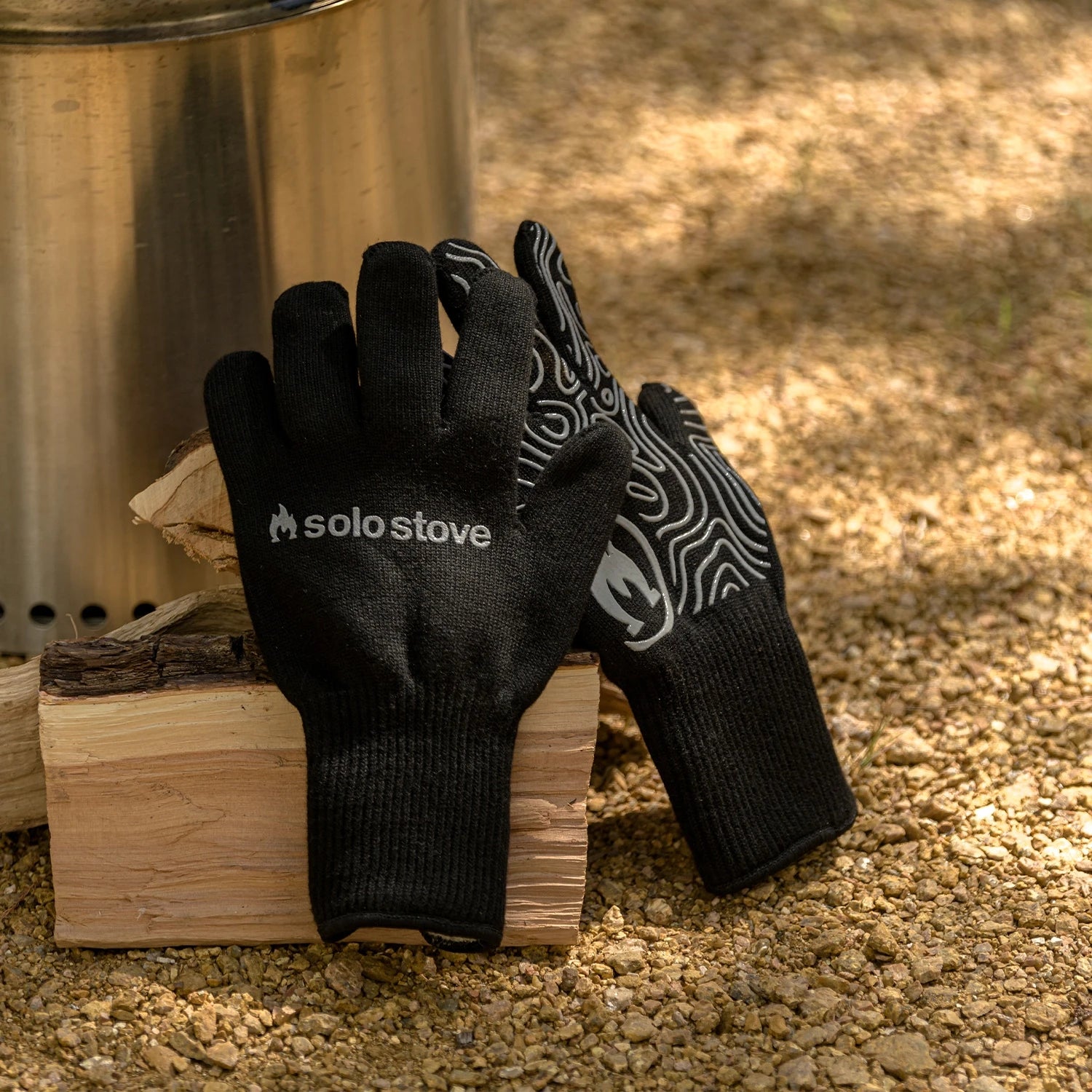 Black heat-resistant gloves from Solo Stove