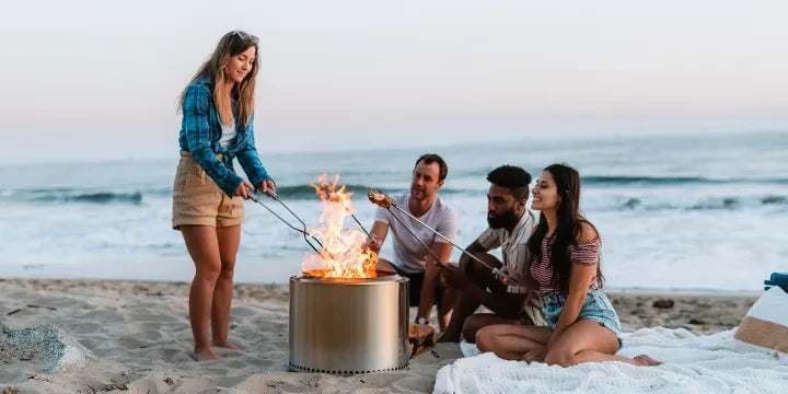 Solo Stove Ragner brasero sin humo en la playa