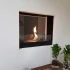 Chimenea de bioetanol color negro para empotrar en pared. Hecha de acero y platos de vidrio en ambos lados. Dimensiones: 50,7 